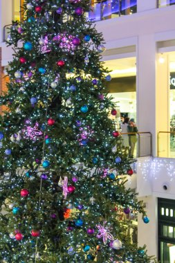 Arka plan için odak dışı Noel ağacı ışıkları.