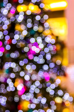 Arka plan için odak dışı Noel ağacı ışıkları.