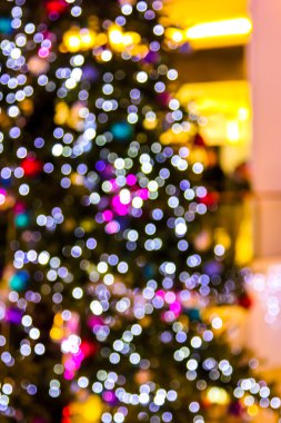 Arka plan için odak dışı Noel ağacı ışıkları.