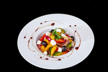 Siyah arka planda sebze salatası..