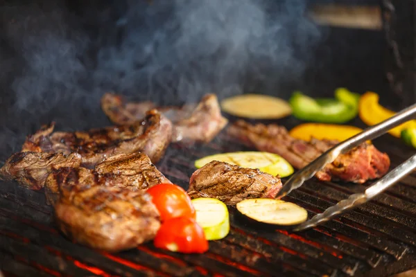 Hovězí steak pečený na grilu — Stock fotografie