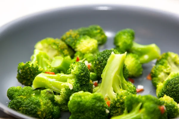Bir tencerede kızartılır brokoli. — Stok fotoğraf