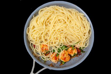 Karides ve roka ile makarna.