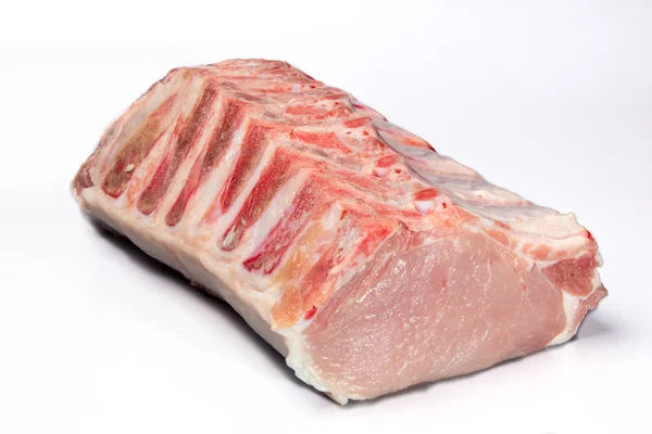 Lomo de cerdo en el hueso sobre un fondo blanco, aislado . — Foto de Stock