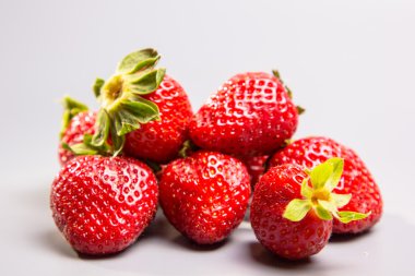 Gri bir arka plan üzerinde birkaç çilek taze çilek değil erişimi mevcuttur.