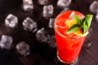 kırmızı bir kokteyl cam.