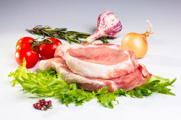 Sebze ve baharat soslu domuz eti karbonat parçaları. Değil ISO