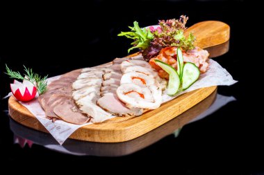 Dilimlenmiş jambon, pastırma vardır üzerinde kurulu.