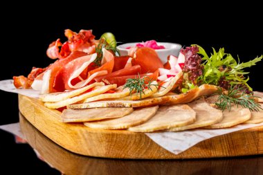 Dilimlenmiş jambon, pastırma vardır üzerinde kurulu.