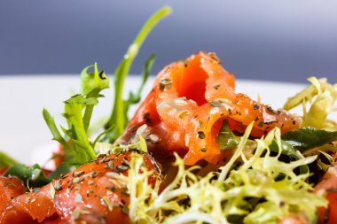 Somon ve ton balığı plaka üzerinde vardır.