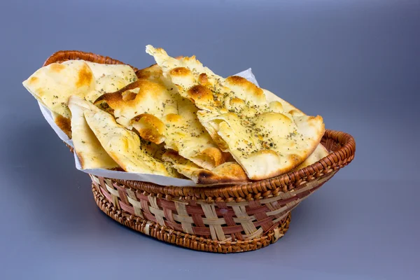 Italienska Focaccia bröd i korg. — Stockfoto