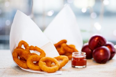 Kızartılmış soğan halkası.