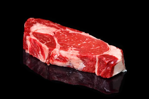 Striploin steak na černé zrcadlo. — Stock fotografie