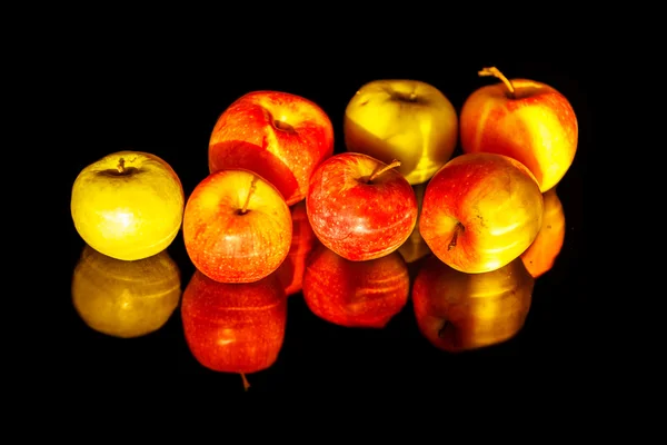 Äpfel auf schwarzem Wellenspiegel. — Stockfoto