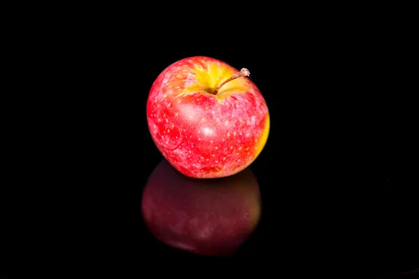 Jabłka na czarne lustro faliste. — Zdjęcie stockowe