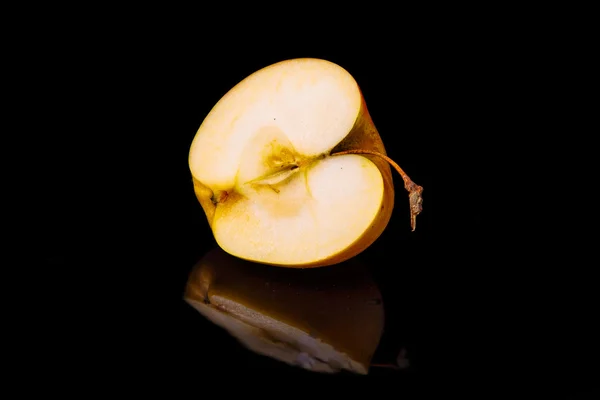 Maçãs no espelho ondulado preto . — Fotografia de Stock