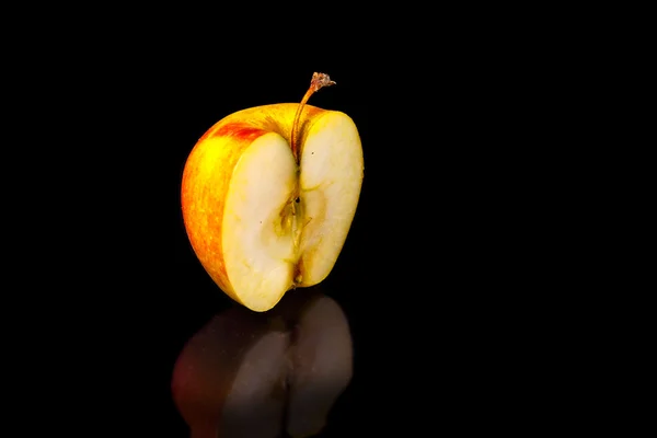 Äpfel auf schwarzem Wellenspiegel. — Stockfoto