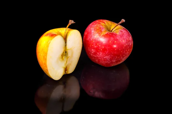 Äpfel auf schwarzem Wellenspiegel. — Stockfoto