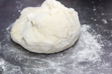 Hamur hazırlama. Bir top haline yoğrulur hamur toplanır 