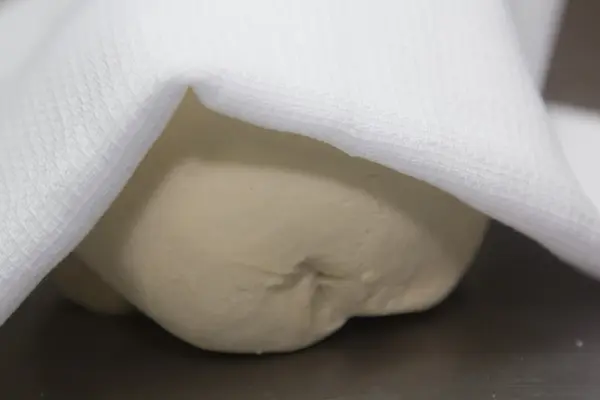 Zubereitung des Teiges. gekneteter Teig wird zu einer Kugel zusammengerafft — Stockfoto