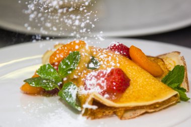 Krep çilek ile pudra şekeri düşüyor