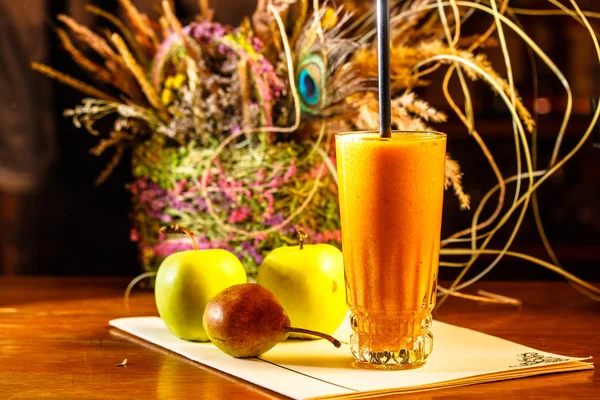 Smoothie μήλων και αχλαδιών είναι στο φόντο της ένα μπουκέτο o — Φωτογραφία Αρχείου