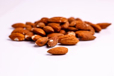 Badem bir küçük avuç tablodur.