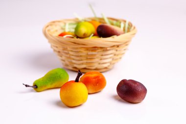 Badem ezmesi tatlılar meyve üzerinde beyaz bir tabl şeklinde sepet