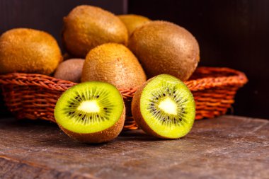 Kivi karanlık yönetim kurulu ve sepet içinde yatıyordu.