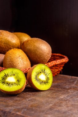 Kivi karanlık yönetim kurulu ve sepet içinde yatıyordu.