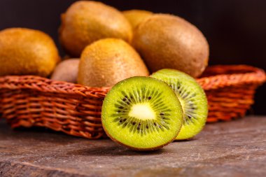 Kivi karanlık yönetim kurulu ve sepet içinde yatıyordu.