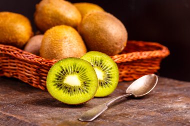 Kivi karanlık yönetim kurulu ve sepet içinde yatıyordu.