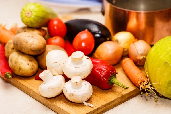 Légumes crus pour le ragoût sur le tableau noir — Photo