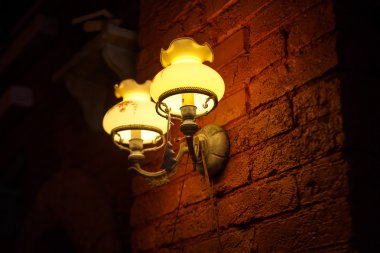 Kahverengi tuğla duvar, tüm ışıkları karanlık.