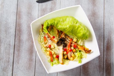 Yunan salatası beyaz bir tabak içinde denir sebze salatası