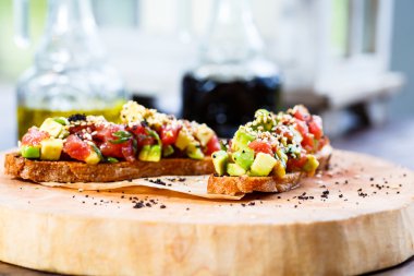 Avokado ile Somon tartar 