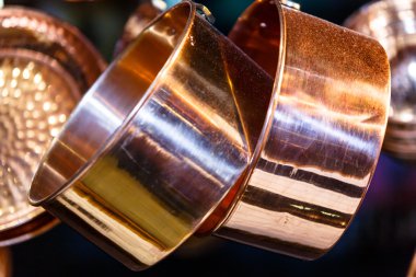 Bakır tencere ve kanca tavandan asılı diğer mutfak eşyaları