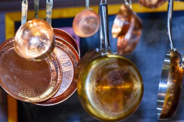 Bakır tencere ve kanca tavandan asılı diğer mutfak eşyaları