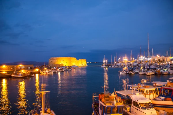Kväll i en liten grekisk hamn. — Stockfoto