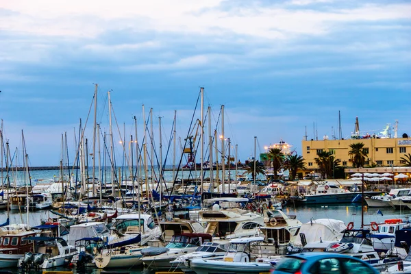 Tarde en un pequeño puerto griego . —  Fotos de Stock