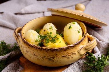 Haşlanmış patates ile dereotu serpilir tencerede olduğunu.