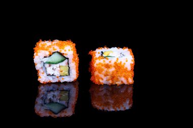 Siyah ayna geleneksel California roll.