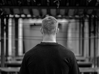 Şehirde yalnızlık.