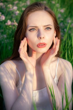 Batan güneşin ışınlarında zarif bir portre.