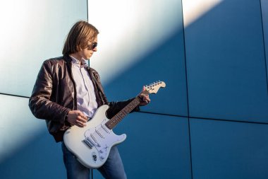 Gitar çalmak ve ışık çalmak.