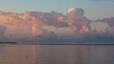 Sakin denizin üzerinde şafak