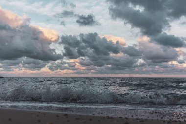 Fırtınalı gökyüzünün altında kristal dalgalar