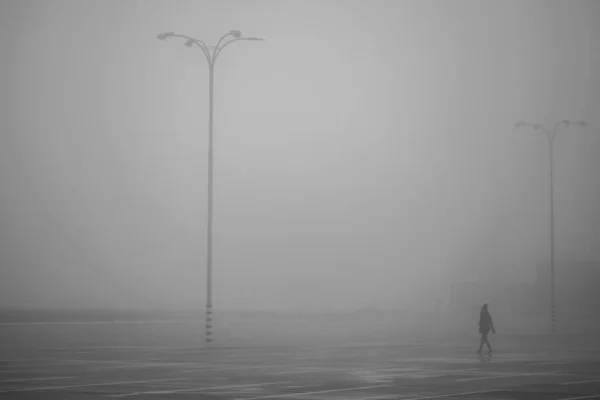Одинокий Человек Тумане Идет Пустоши — стоковое фото