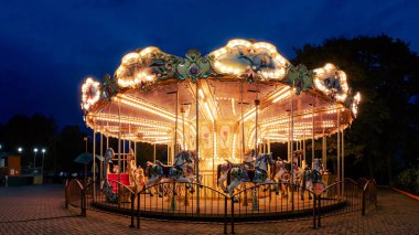 Sessiz plaza atlıkarınca aydınlandı, nostaljik bir neşe seli