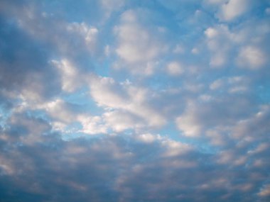 Soluk mavi gökyüzünde yumuşak stratocumulus bulutları